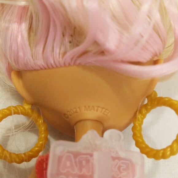 Barbie Extra Minis Boutique with One Mini Barbie & Some Accessories - Picture 8 of 16